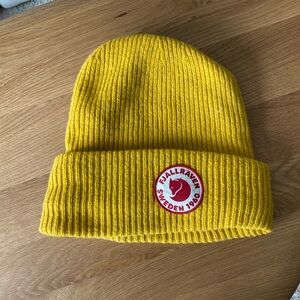 Fjall raven yellow beanie